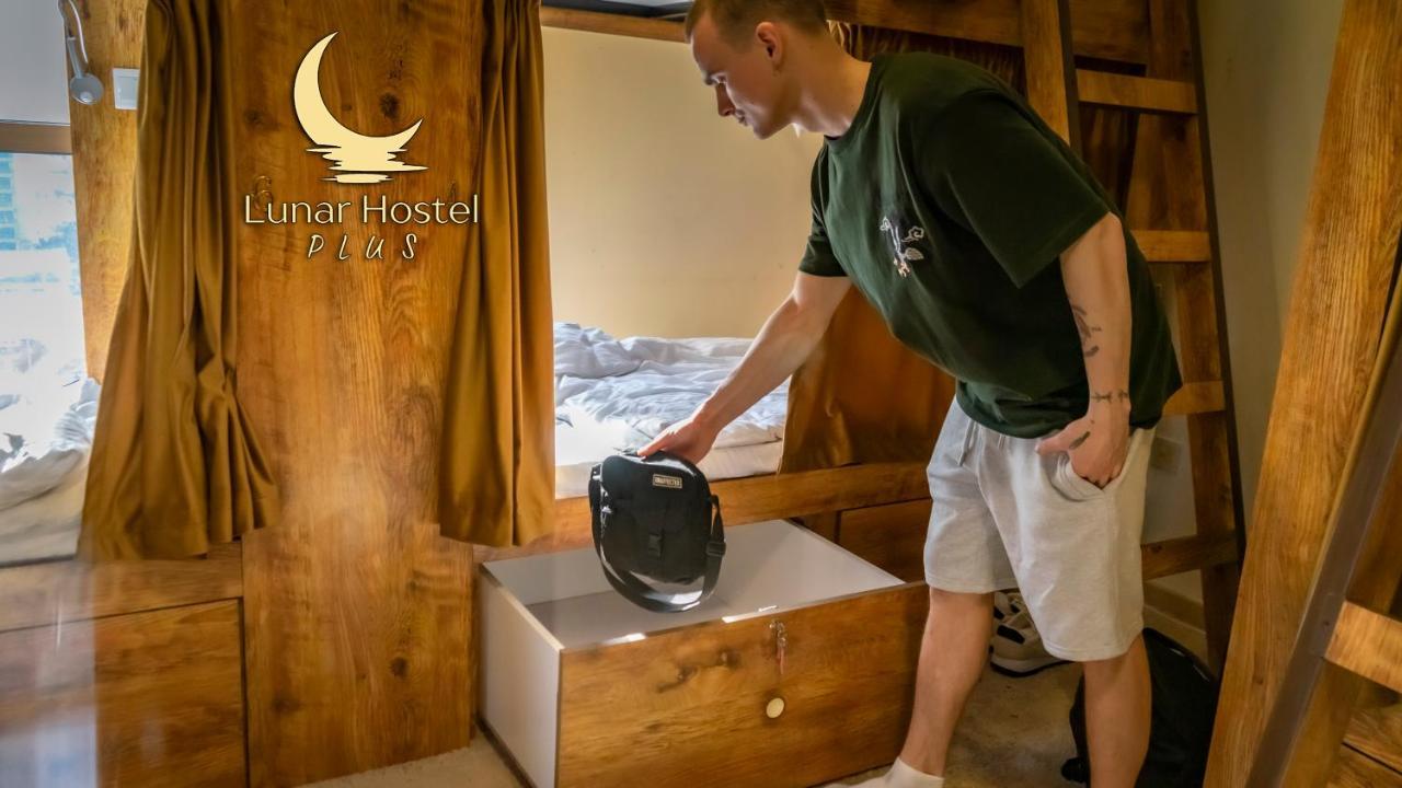 Lunar Hostel Plus Дубай Экстерьер фото