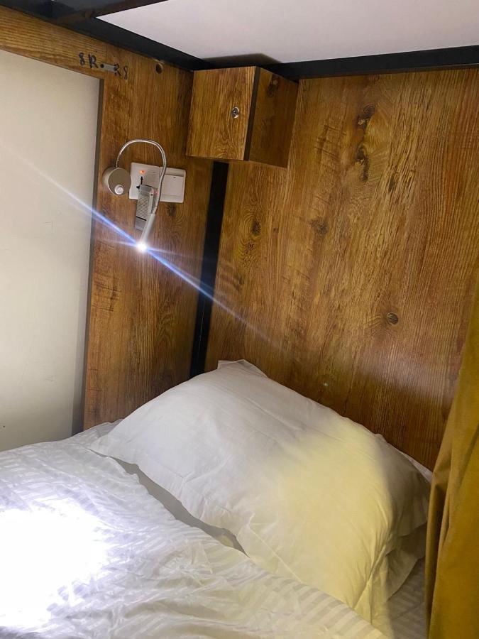 Lunar Hostel Plus Дубай Экстерьер фото