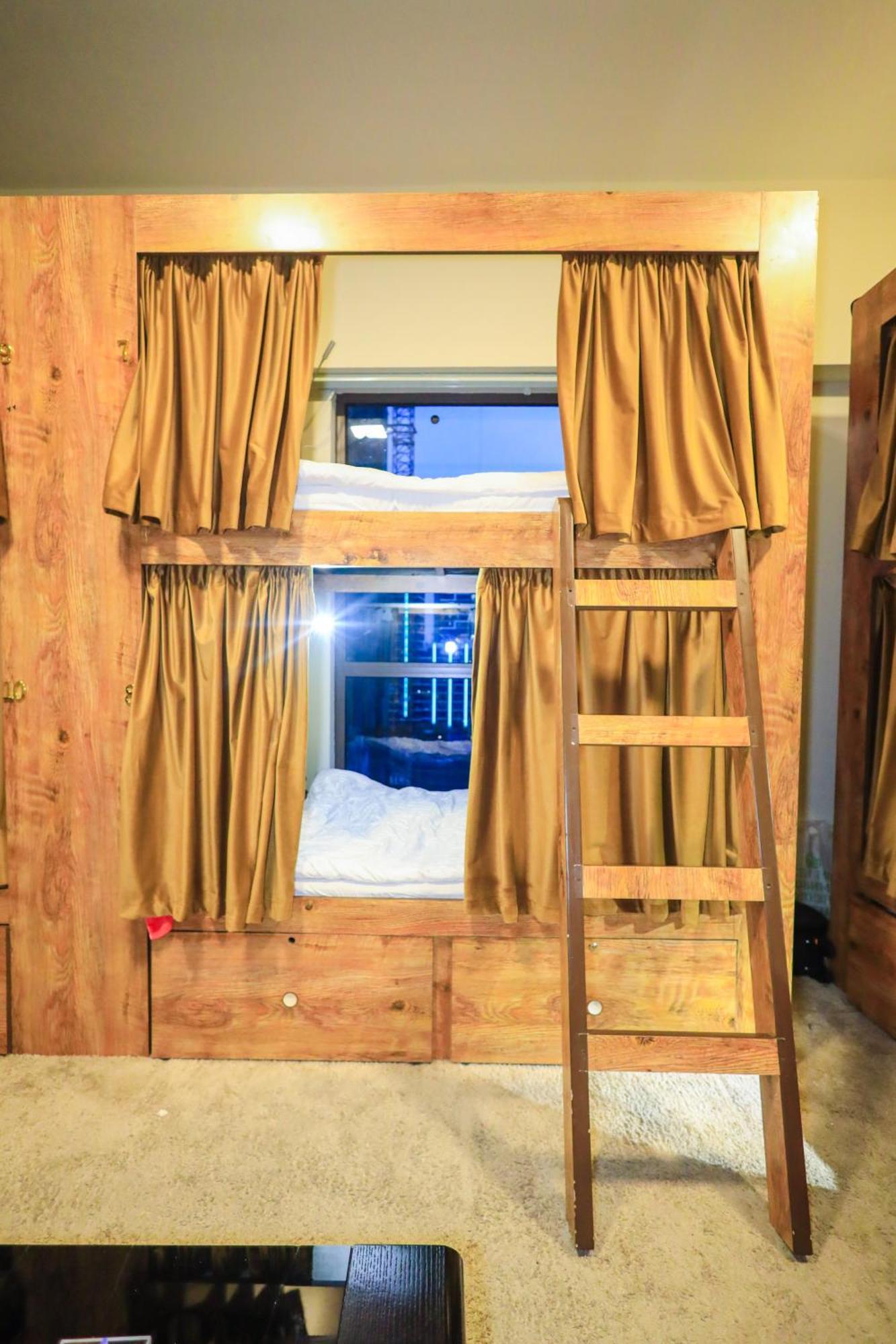 Lunar Hostel Plus Дубай Экстерьер фото